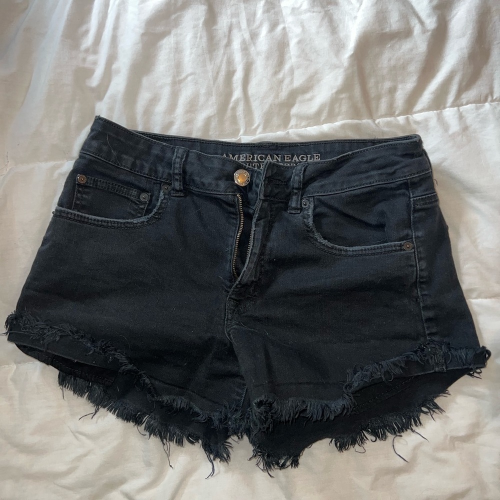 DISCOUNTED SHIPPING ON ALL ITEMS
American Eagle High waisted black shorts
Size 8